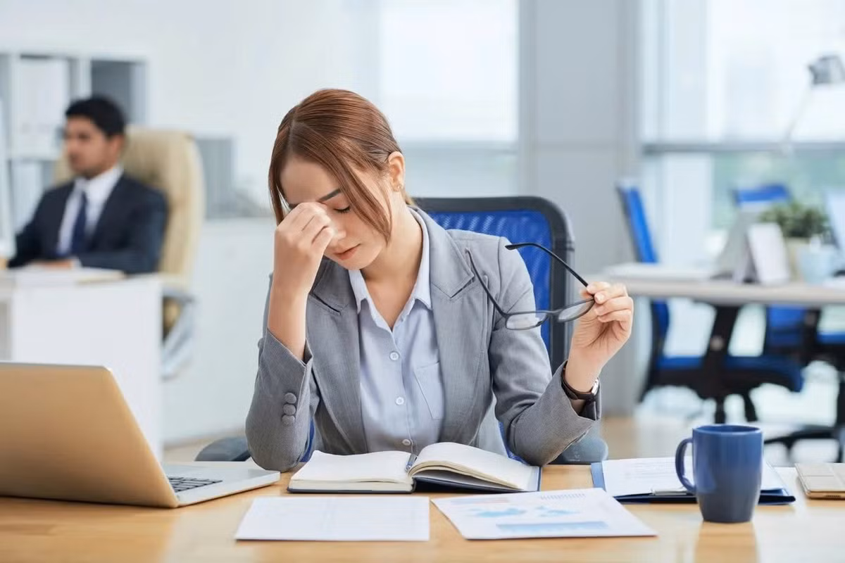 Sự co cứng kéo dài này nếu không được giải tỏa có thể dẫn đến đau nhức mạn tính, sai lệch tư thế, thậm chí làm tăng nguy cơ thoát vị đĩa đệm và rối loạn tuần hoàn. Tuy nhiên, tin vui là chỉ với 5–10 phút giãn cơ mỗi ngày, người làm việc văn phòng hoàn toàn có thể chủ động bảo vệ sức khỏe của mình. Ảnh minh họa