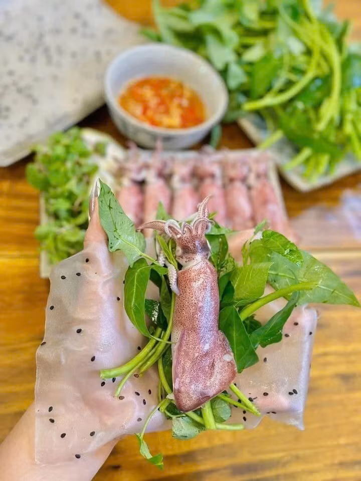 Nếu bạn muốn thử sức vào bếp để chiêu đãi gia đình một món ăn mới lạ, hãy cùng tham khảo công thức sau: đầu tiên cần chuẩn bị 500g mực tươi (mực ống hoặc mực trứng), 1 bó rau muống non, 1 quả xoài xanh, bánh tráng mè đen hoặc bánh đa cuốn, 1 quả chanh cùng các gia vị quen thuộc như muối, đường, bột ngọt, tiêu, nước mắm, và các nguyên liệu phụ gồm gừng, tỏi, ớt, hành tím, hành lá, ớt khô. Ảnh Hà Nguyên