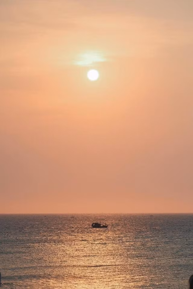 Những buổi hoàng hôn trên đảo, khi ánh nắng vàng chiếu xuống mặt nước, cả không gian như bừng sáng, mang lại trải nghiệm khó quên cho bất kỳ ai yêu thiên nhiên. Ảnh Lạc