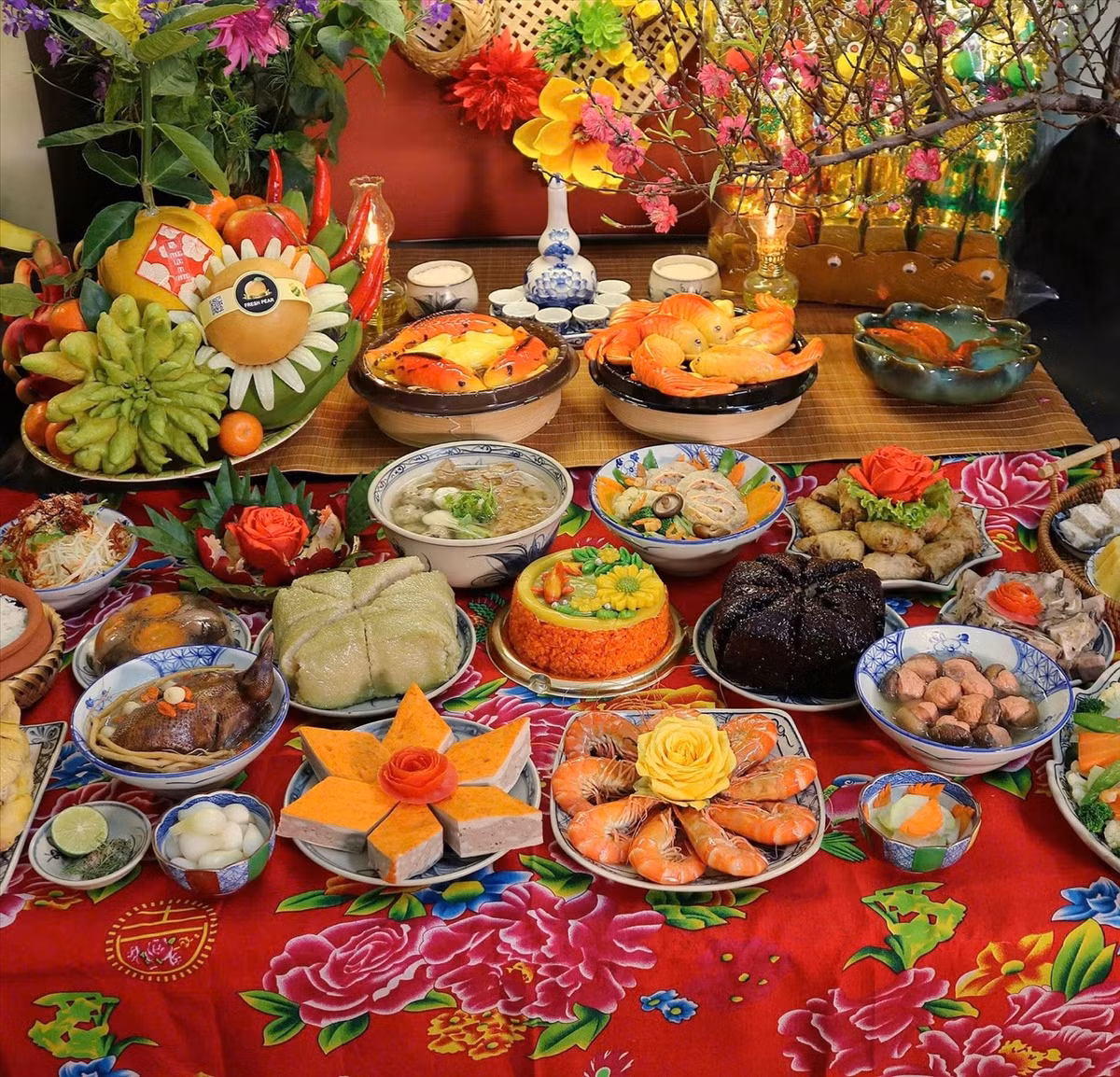 Mâm cỗ cúng ông Công ông Táo được chuẩn bị công phu với canh chim bồ câu hầm thanh ngọt, tôm hấp, chả quế, kiệu muối, xôi gấc, bánh chưng đen, bánh chưng, canh măng, canh bóng thả, thịt đông cùng nem hải sản, tạo nên tổng thể hài hòa, đủ đầy hương vị truyền thống. Ảnh Thu Hương