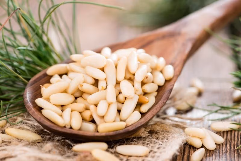 Hạt thông được biết đến nhờ giá trị dinh dưỡng cao, cung cấp nhiều vitamin, khoáng chất và chất béo tốt. Tuy nhiên, lượng chất béo trong hạt thông khá lớn, khi cơ thể hấp thụ quá nhiều sẽ gây áp lực lên mạch máu, làm tăng lipid máu và ảnh hưởng trực tiếp tới đường huyết. Ảnh minh họa
