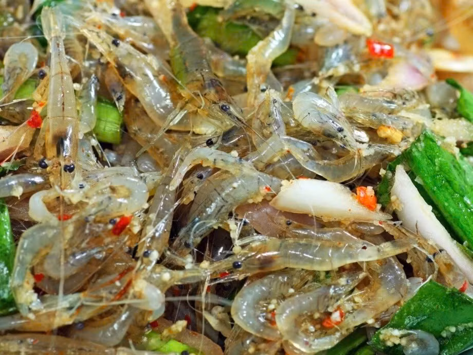 Du khách đến Quảng Trị không chỉ được thưởng thức món gỏi tép nhảy, mà còn có cơ hội trải nghiệm phong cách ăn uống độc đáo của người dân nơi đây. Ảnh dulichvietnam