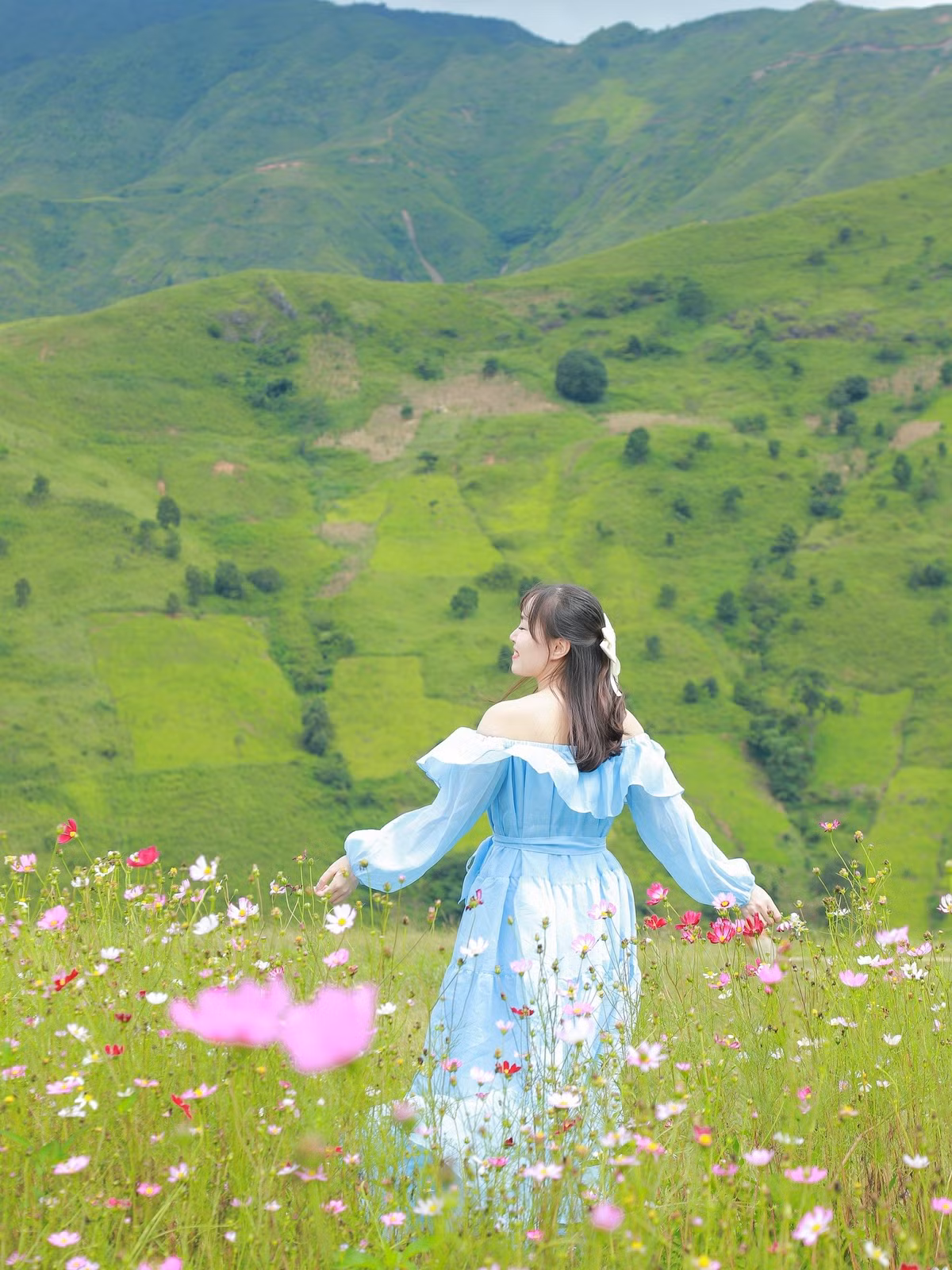 Đường vào vườn hoa bướm và các điểm xung quanh tương đối dễ di chuyển, nhưng du khách nên đi xe máy vững tay hoặc thuê tài xế địa phương để đảm bảo an toàn, nhất là với những đoạn dốc và cua. Ảnh Đi trốn không