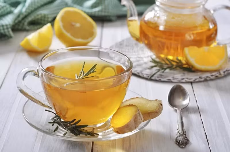 Một sai lầm khá phổ biến là gọt bỏ vỏ gừng trước khi pha. Trên thực tế, vỏ gừng chứa nhiều tinh dầu và chất chống oxy hóa có lợi cho quá trình chống viêm và làm ấm cơ thể. Việc gọt vỏ có thể làm mất đi một phần dưỡng chất quan trọng. Thay vào đó, người dùng chỉ cần rửa sạch gừng dưới vòi nước và chà nhẹ để loại bỏ bụi bẩn, đất cát. Gừng tươi, đặc biệt là gừng hữu cơ, thường có hương thơm nồng hơn và cho hiệu quả tốt hơn khi pha trà. Ảnh minh họa