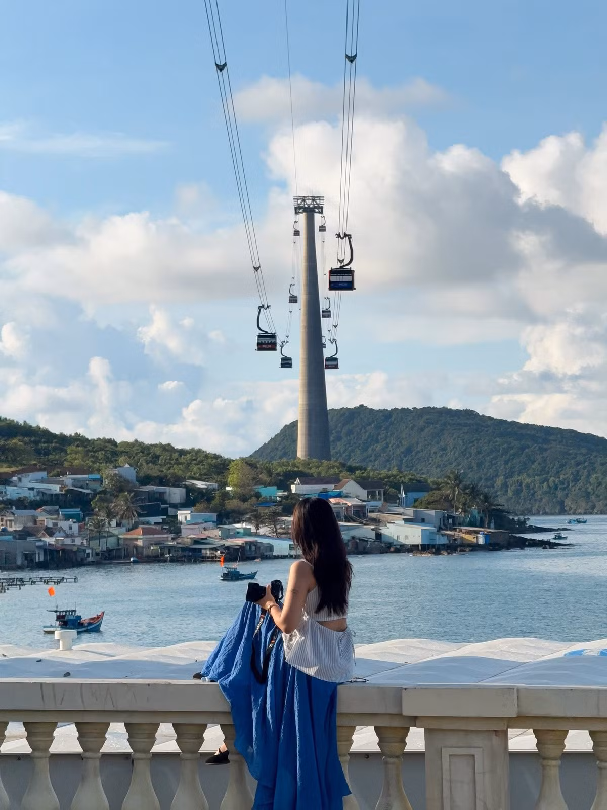 Theo kinh nghiệm của travel blogger Hạnh Hạnh, giai đoạn từ cuối năm đến sau Tết Nguyên đán là thời điểm Phú Quốc dễ chịu nhất. Không khí không quá oi bức, gió giảm dần, biển lặng và hầu như ngày nào cũng có thể ngắm hoàng hôn trên biển. Đây cũng là lý do Phú Quốc thường được lựa chọn cho các chuyến du xuân đầu năm, vừa nghỉ dưỡng vừa kết hợp tham quan, khám phá.