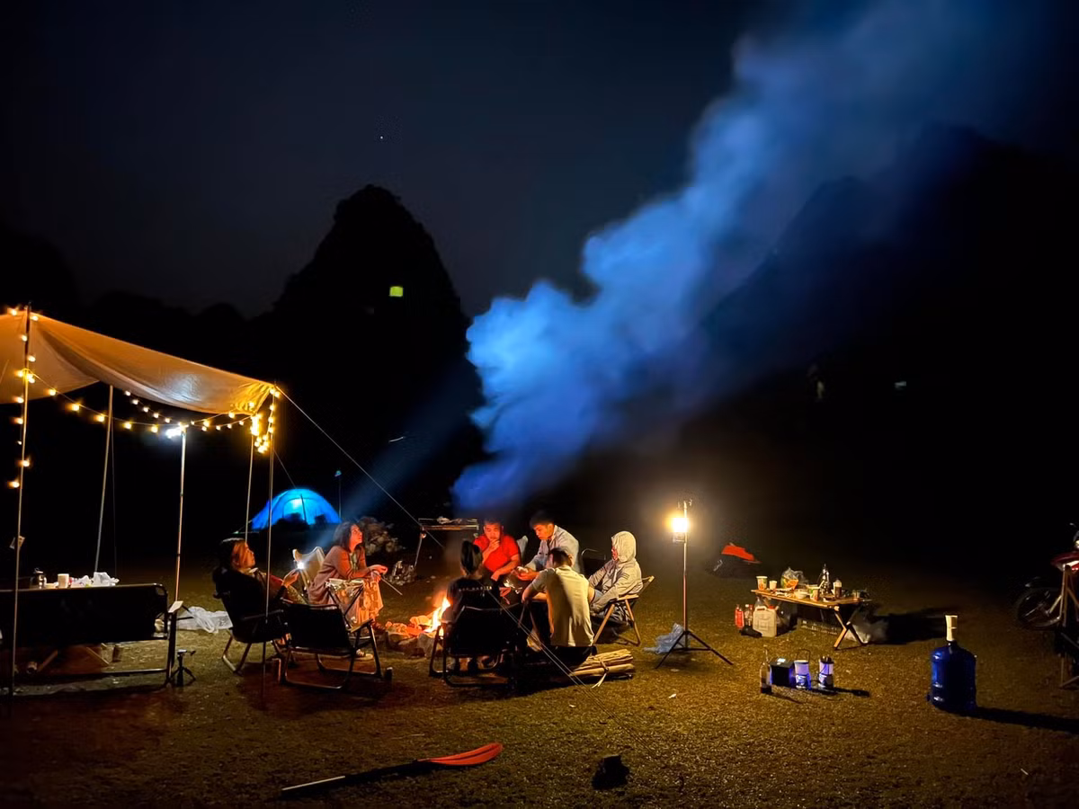 Buổi chiều, hoàng hôn phủ màu vàng óng lên thung lũng khiến khung cảnh càng trở nên lãng mạn. Còn ban đêm, bầu trời đầy sao giữa không gian yên tĩnh của núi rừng khiến bạn chỉ muốn ở lại thật lâu. Nếu đi vào mùa khô, đường vào khá dễ, thích hợp cho cả nhóm bạn trẻ lẫn gia đình có trẻ nhỏ. Ảnh Hoàng Mỹ Hạnh