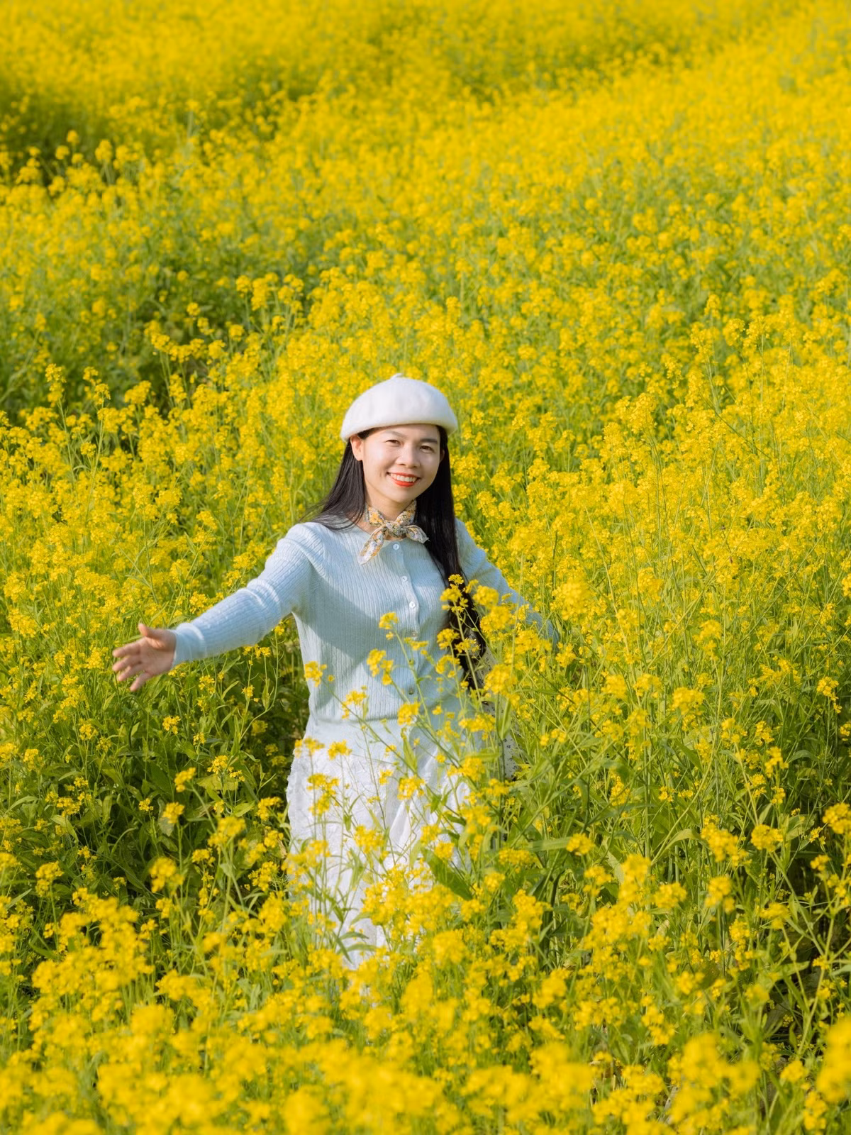 Những cánh đồng hoa cải tập trung nhiều tại khu vực phường Vân Sơn, Thảo Nguyên, bản Lùn… với diện tích rộng, hoa nở đồng đều, tạo nên khung cảnh nên thơ giữa đại ngàn Tây Bắc. Một trong những điểm tham quan được nhiều du khách lựa chọn là Lõi Tươi Farm (phường Vân Sơn), cách trung tâm thị trấn Mộc Châu khoảng 8 km. Ảnh Fanpage Đi trốn không