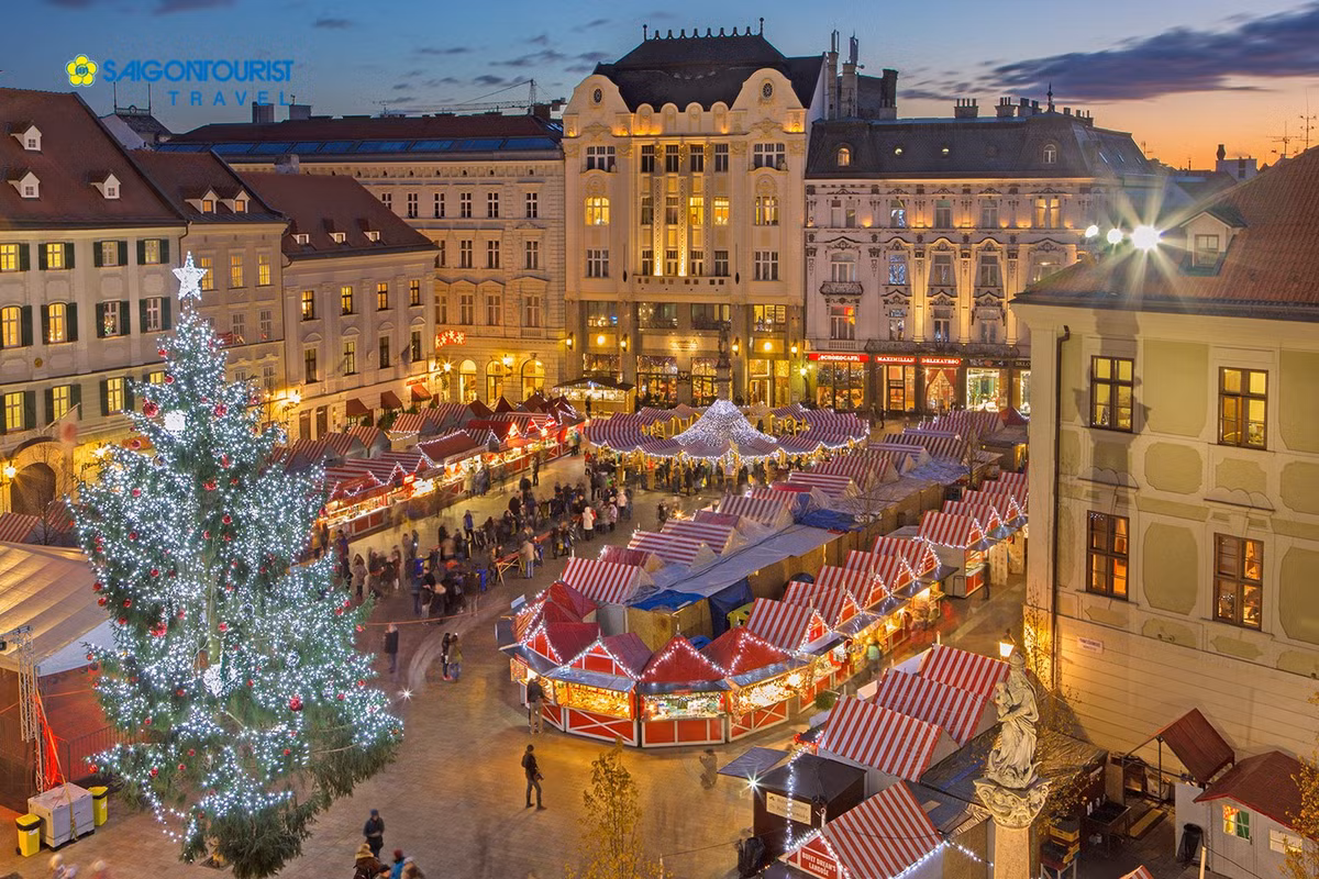 Ở châu Âu, Vienna mang vẻ đẹp cổ tích với các khu chợ Giáng sinh truyền thống. Ánh đèn vàng ấm áp soi sáng những công trình kiến trúc cổ, các gian hàng thủ công, bánh ngọt và rượu vang nóng tạo nên không gian Noel trầm lắng, lãng mạn. Ảnh Saigontourist