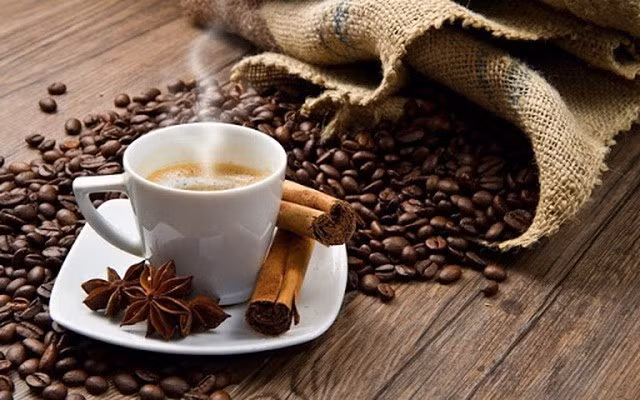 Một số nghiên cứu cũng cho thấy cà phê có thể làm giảm khả năng hấp thụ sắt nếu uống cùng bữa ăn, song việc uống khi bụng đói không trực tiếp ảnh hưởng đến hấp thu dưỡng chất do không có thức ăn trong dạ dày. Ảnh minh họa