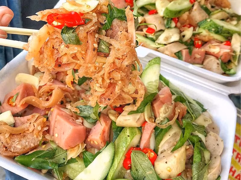 Tré được làm từ những nguyên liệu rất đỗi đời thường như thịt lợn, tai lợn, bì lợn, kết hợp cùng riềng, tỏi, hạt mè (vừng) rang chín và các gia vị truyền thống. Phần thịt đầu lợn được luộc chín, thái sợi mỏng, thịt ba chỉ chiên vàng để tạo độ béo vừa phải. Tất cả được trộn đều với tiêu, riềng băm, mè, thính, muối, bột nêm, tỏi… tạo nên hỗn hợp thơm nồng, dậy mùi. Ảnh saostar
