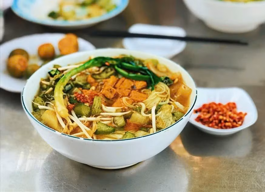 Món bún này còn là một phần ký ức của người dân miền Tây, gắn liền với những phiên chợ, những gánh hàng rong buổi sáng sớm.