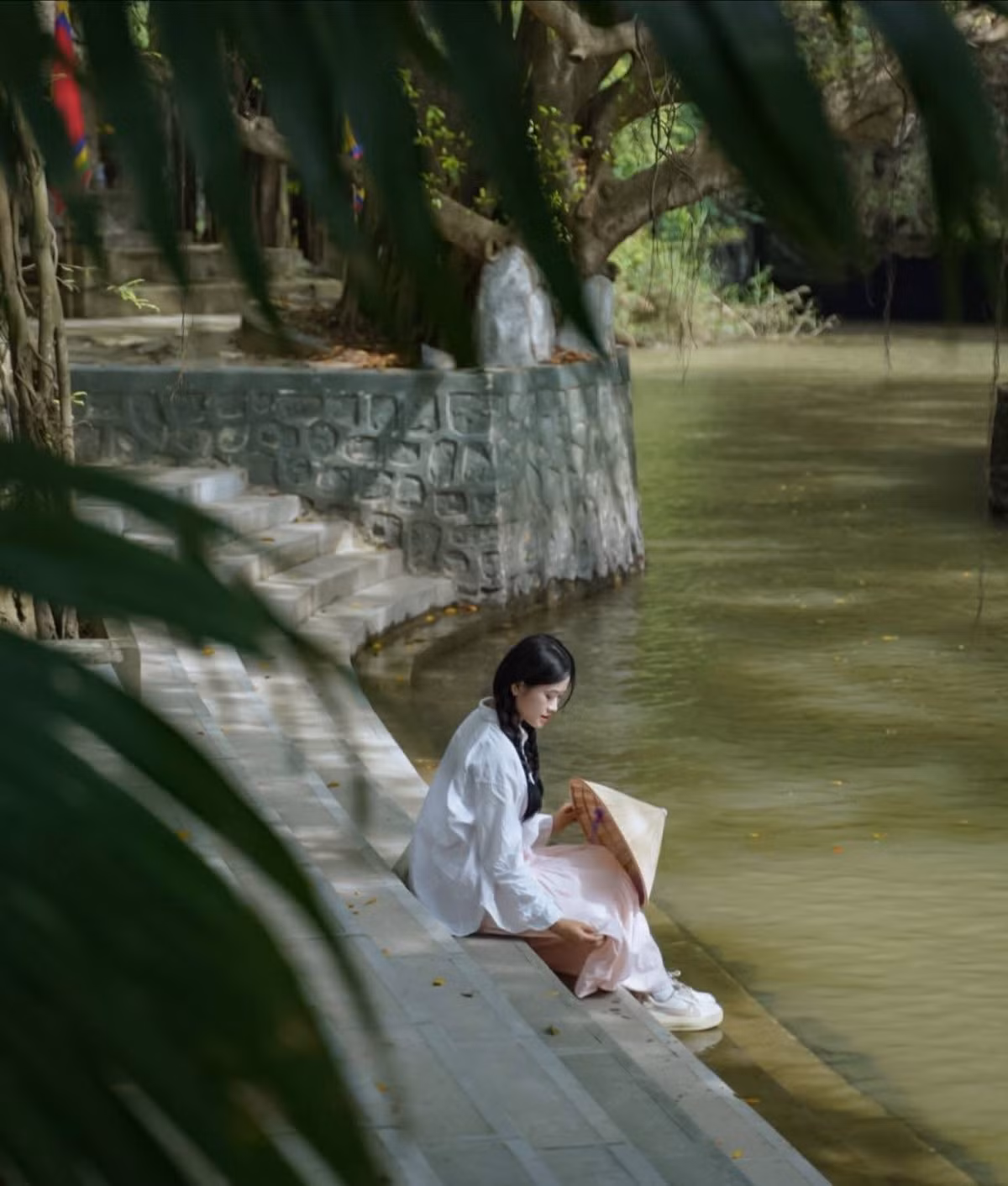 Ngoài ra, du khách có thể kết hợp tham quan Tràng An, nơi sở hữu hệ thống hang động và dòng sông cổ huyền bí, hay ghé qua chùa Bái Đính – ngôi chùa lớn nhất Đông Nam Á với kiến trúc độc đáo giữa không gian núi rừng thanh tịnh. Ảnh Phương Tali