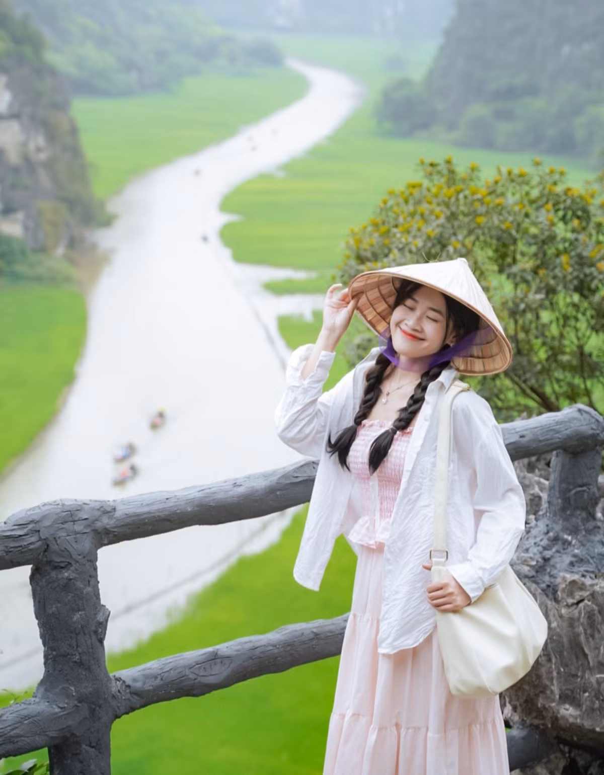 Nằm cách Hà Nội khoảng 100km về phía Nam, Ninh Bình từ lâu đã nổi tiếng với quần thể danh thắng Tràng An, chùa Bái Đính, Hang Múa và Tam Cốc – Bích Động. Nhưng có một thời điểm đặc biệt trong năm mà vùng đất này khoác lên mình vẻ đẹp dịu dàng, nguyên sơ đến lạ đó là mùa lúa xanh, thường rơi vào cuối tháng 4 đến giữa tháng 5. Ảnh Phương Tali
