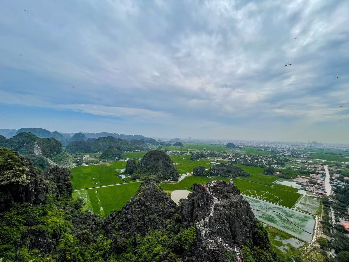 Để chuyến đi thêm trọn vẹn, đừng quên thưởng thức các đặc sản địa phương như dê núi nướng, cơm cháy, miến lươn và canh chua cá rô đồng. Du khách có thể lựa chọn nghỉ tại các homestay ven đồng, nơi có view nhìn ra cánh đồng lúa xanh, rất phù hợp để thư giãn và "sống chậm". Ảnh Minh Khang