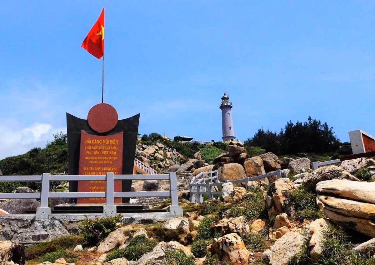 Tọa lạc trên đỉnh núi Đại Lãnh, hải đăng Đại Lãnh được người Pháp xây dựng từ năm 1890. Trải qua hơn một thế kỷ, công trình vẫn đứng vững giữa nắng gió, bão tố của miền duyên hải Nam Trung Bộ. Ảnh Vinpearl