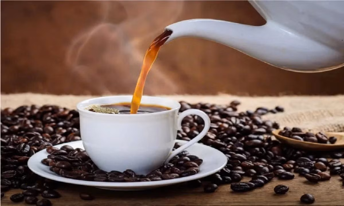 Việc uống cà phê kèm theo bữa ăn hoặc sau khi ăn giúp làm chậm quá trình hấp thụ caffeine, từ đó giảm bớt các tác dụng phụ. Các chuyên gia y tế khuyến cáo không nên tiêu thụ quá 400 mg caffeine mỗi ngày, tương đương khoảng 4–5 tách cà phê, và cần lưu ý rằng tác dụng của caffeine có thể kéo dài nhiều giờ, ảnh hưởng đến giấc ngủ nếu dùng không đúng thời điểm. Ảnh minh họa