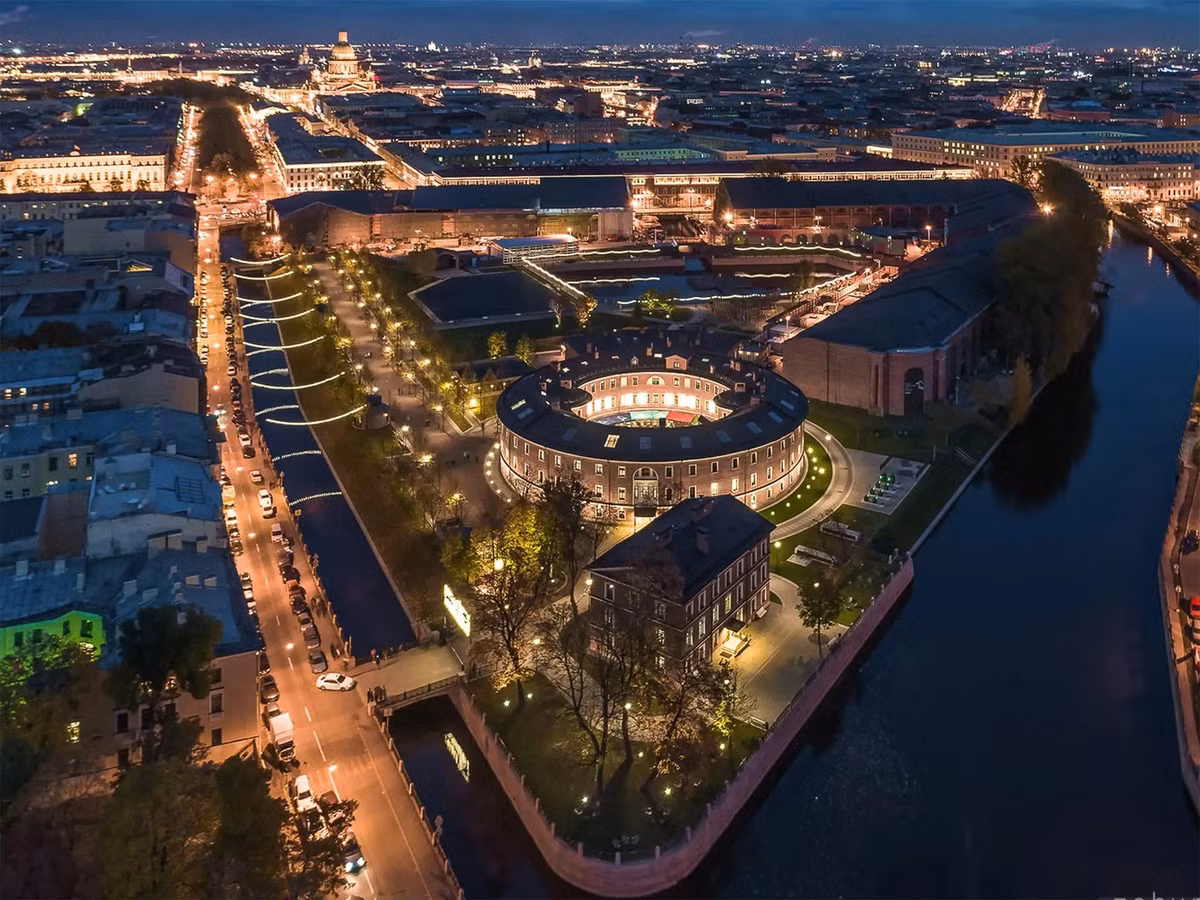 Đảo New Holland, Saint Petersburg – Thành phố trong lòng thành phố: Được Peter Đại đế xây dựng từ thế kỷ 18, New Holland từng là căn cứ hải quân và kho gỗ của Nga hoàng. Đến năm 2010, tỷ phú Roman Abramovich chi 400 triệu USD để cải tạo nơi đây thành tổ hợp văn hóa – thương mại sang trọng giữa lòng Saint Petersburg. Ảnh Airial Travel