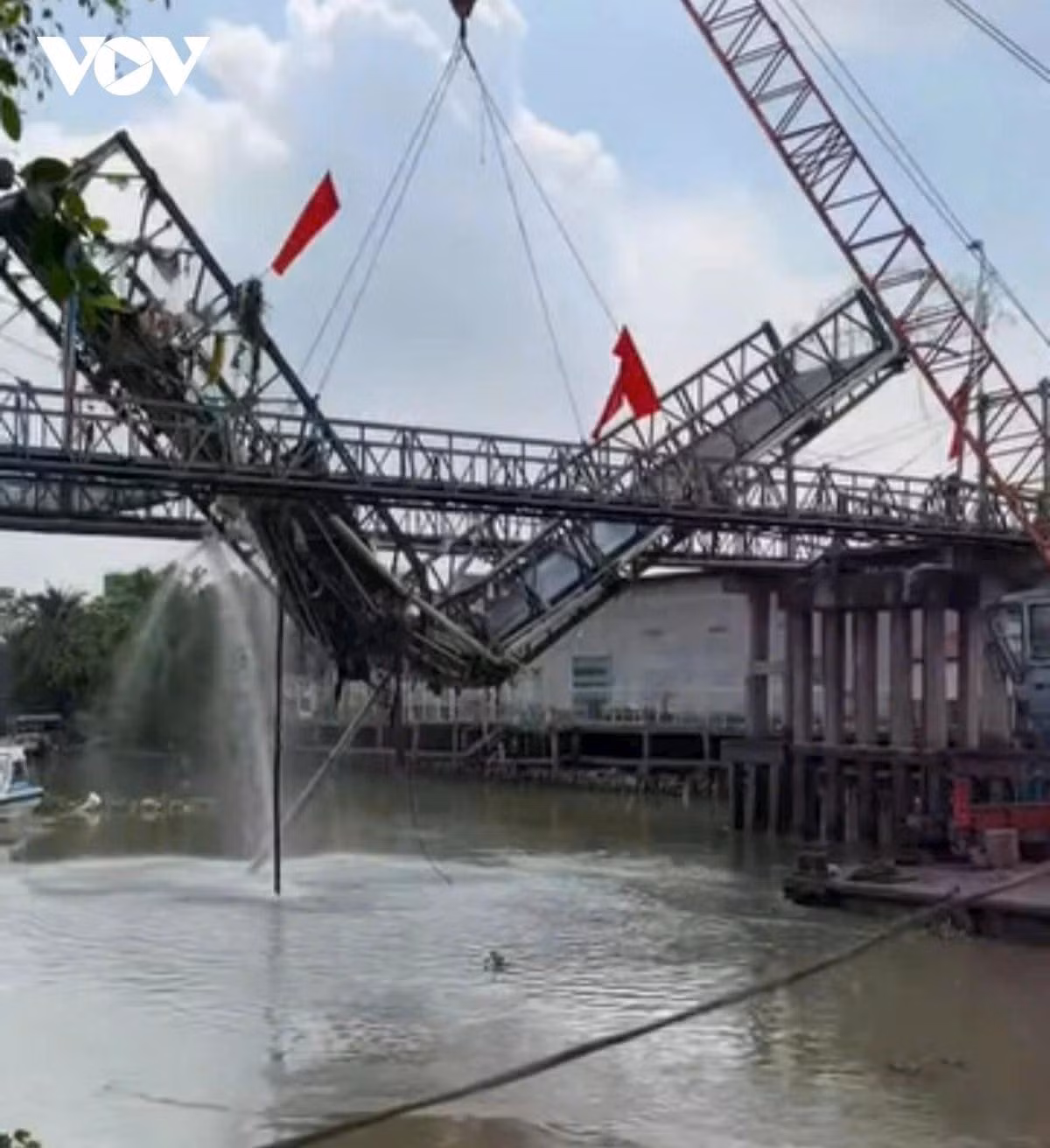 Các phương tiện được lưu thông theo luồng hiện trạng ban đầu.