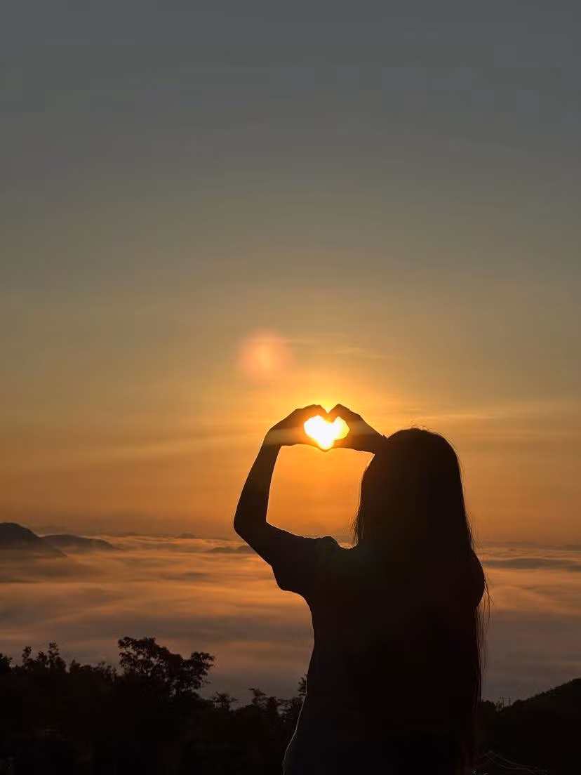 Buổi sáng, du khách có thể săn mây phủ trắng các đỉnh núi hoặc đón bình minh từ cao nguyên. Ảnh _htt206