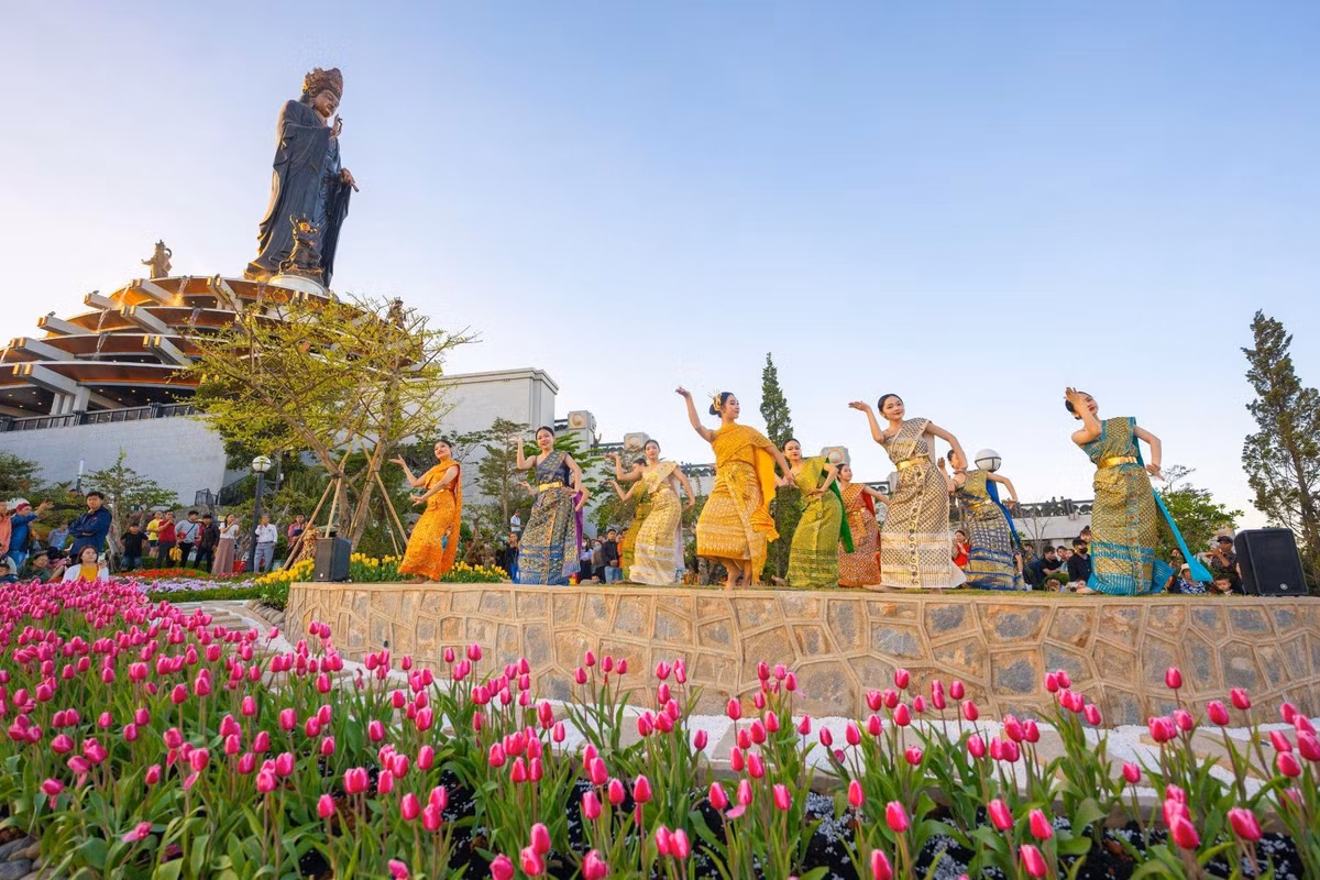 Thời tiết trong những ngày Tết thường nắng nhẹ, ít mưa, thuận lợi cho việc di chuyển và tham quan. Du khách đến đây có thể chiêm bái hệ thống chùa, miếu, động trải dài từ chân núi lên lưng chừng núi, nơi Linh Sơn Thánh Mẫu Bồ Tát được thờ phụng.