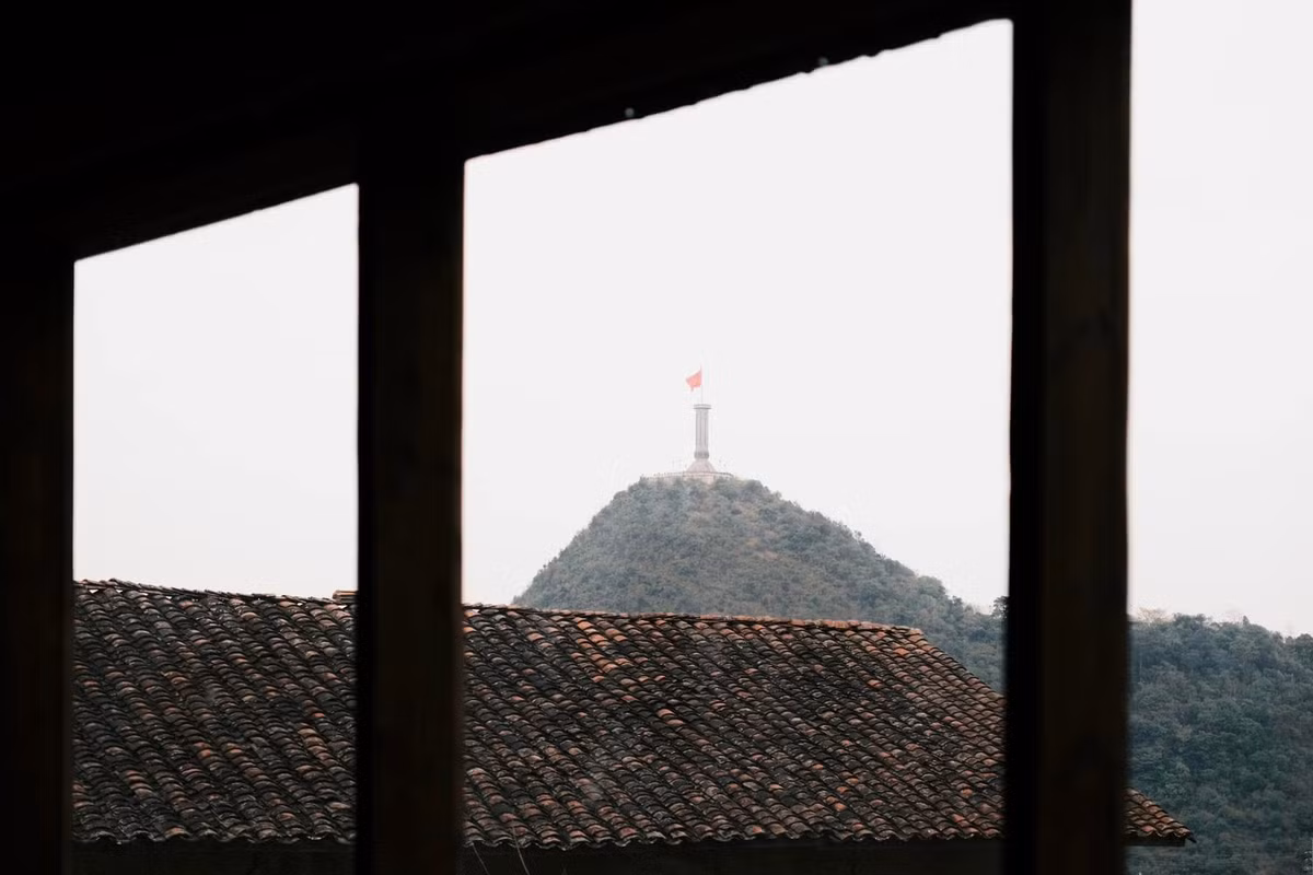 Nằm nép mình dưới chân núi Rồng, bên cột cờ Lũng Cú thiêng liêng, Lô Lô Chải được ví như “làng cổ tích” nơi cực Bắc. Những ngôi nhà trình tường bằng đất vàng, cổng đá xếp thủ công, mái ngói âm dương rêu phong tạo nên khung cảnh vừa bình yên vừa cổ kính. Ảnh Linh Trần