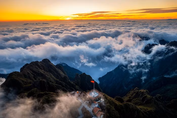 Một du khách từ Hà Nội chia sẻ: “Mùa này tiết trời se lạnh, những chùm mây phủ lên núi non tạo nên một khung cảnh như trong tranh. Chúng tôi chọn đến đây để tận hưởng không khí trong lành và ngắm mây lượn quanh đỉnh núi.” Ảnh báo Tiền Phong