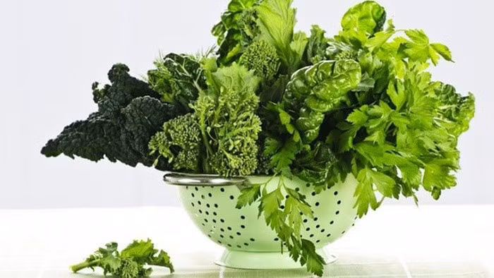 Dù không có màu sắc rực rỡ, rau lá xanh đậm như rau chân vịt, cải xoăn lại chứa nhiều lutein và zeaxanthin – những carotenoid quan trọng đối với sức khỏe chuyển hóa. Ảnh minh họa