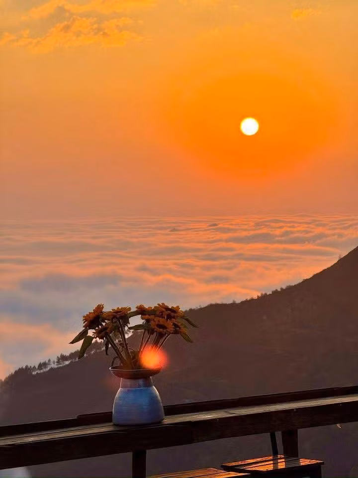 Thời điểm đẹp nhất để săn mây và ngắm hoàng hôn là từ tháng 9 đến tháng 4 năm sau. Vào mùa đông, khi nhiệt độ xuống thấp, lớp mây càng dày và bồng bềnh hơn. Tuy nhiên, nếu may mắn, ngay cả những ngày cuối xuân, du khách vẫn có thể bắt gặp biển mây trải dài bất tận. Ảnh Vanh Vanh