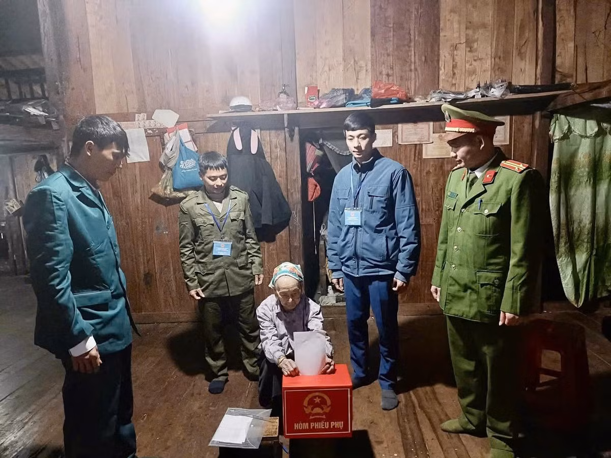 Cũng trong sáng 15/3, tại xóm Khau Dựa, cụ Triệu Thị Chài, 106 tuổi, người dân tộc Dao, đã trực tiếp tham gia bỏ phiếu. Dù tuổi đã rất cao, cụ vẫn bày tỏ niềm tin vào việc lựa chọn những đại biểu xứng đáng. Với thế hệ của cụ, mỗi lá phiếu không chỉ là quyền công dân mà còn gắn với ký ức của cả một chặng đường lịch sử và niềm tin vào tương lai của đất nước. Ảnh BaoCongly