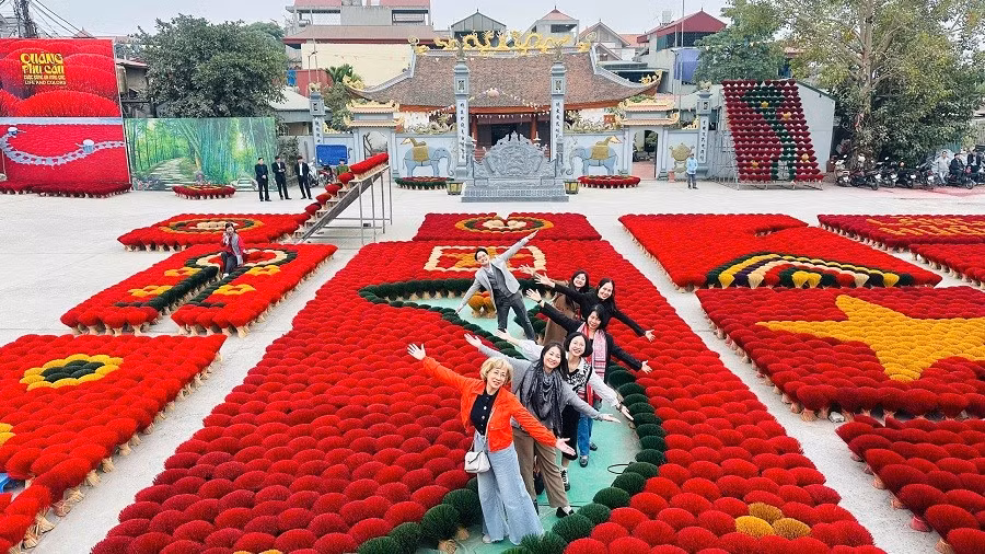 Du khách nên đi vào ngày nắng để thấy những sân phơi rực rỡ nhất, chọn trang phục sáng màu hoặc tương phản để nổi bật trong ảnh. Ảnh Linh Tâm