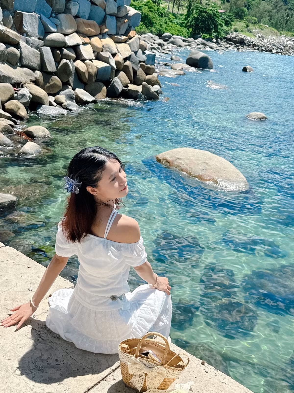 Các bãi biển nổi tiếng như Bãi Nhà, Bãi Bàng, Bãi Xếp hay Bãi Giếng đều giữ được nét hoang sơ, không có cảnh đông đúc hay chèo kéo khách. Du khách có thể lựa chọn lưu trú tại các homestay sát biển để cảm nhận trọn vẹn cuộc sống bình dị của người dân địa phương, thưởng thức hải sản tươi ngon và khám phá các điểm đến tự nhiên như đỉnh Yên Ngựa hay chùa Hải Sơn. Ảnh Hoàng Đức