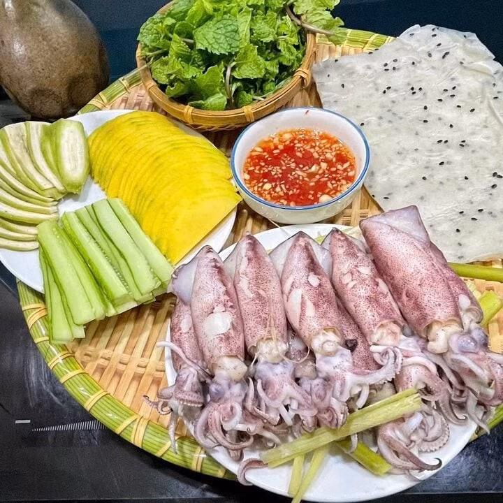 Bên cạnh hương vị hấp dẫn, món ăn còn “ghi điểm” với sự đa dạng màu sắc: trắng của bánh tráng, xanh của rau muống, vàng của xoài, tím nhạt của mực… tạo nên tổng thể bắt mắt, dễ gây ấn tượng mạnh ngay từ ánh nhìn đầu tiên. Ảnh Văn Hùng