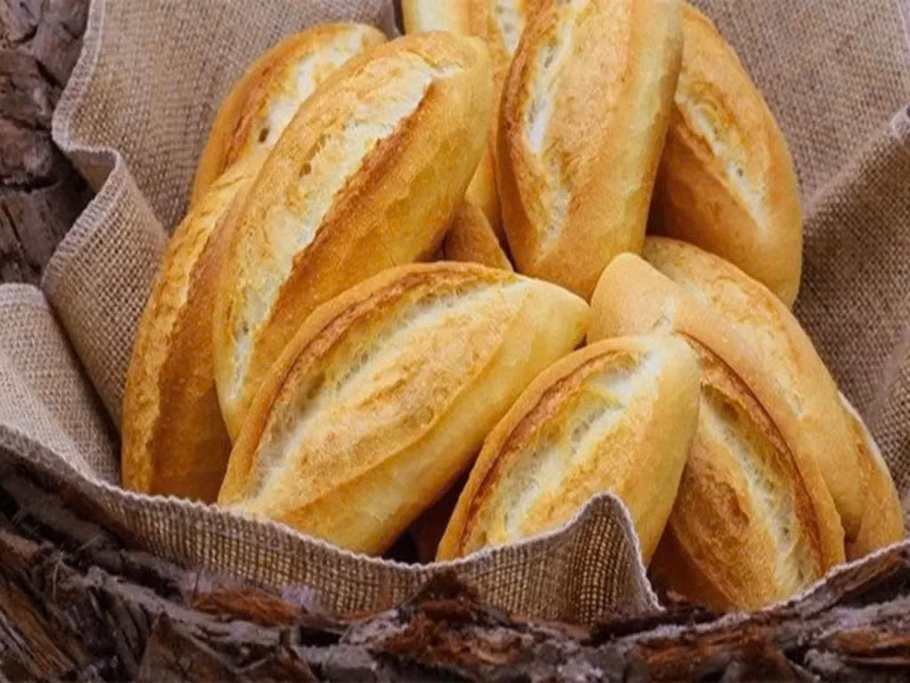 Nhiều người có thói quen dùng bánh mì thay cho các bữa chính vì nhanh gọn. Trong khi đó, phần lớn bánh mì hiện nay được làm từ bột mì tinh luyện, ít chất xơ nhưng lại có chỉ số đường huyết cao. Ảnh minh họa