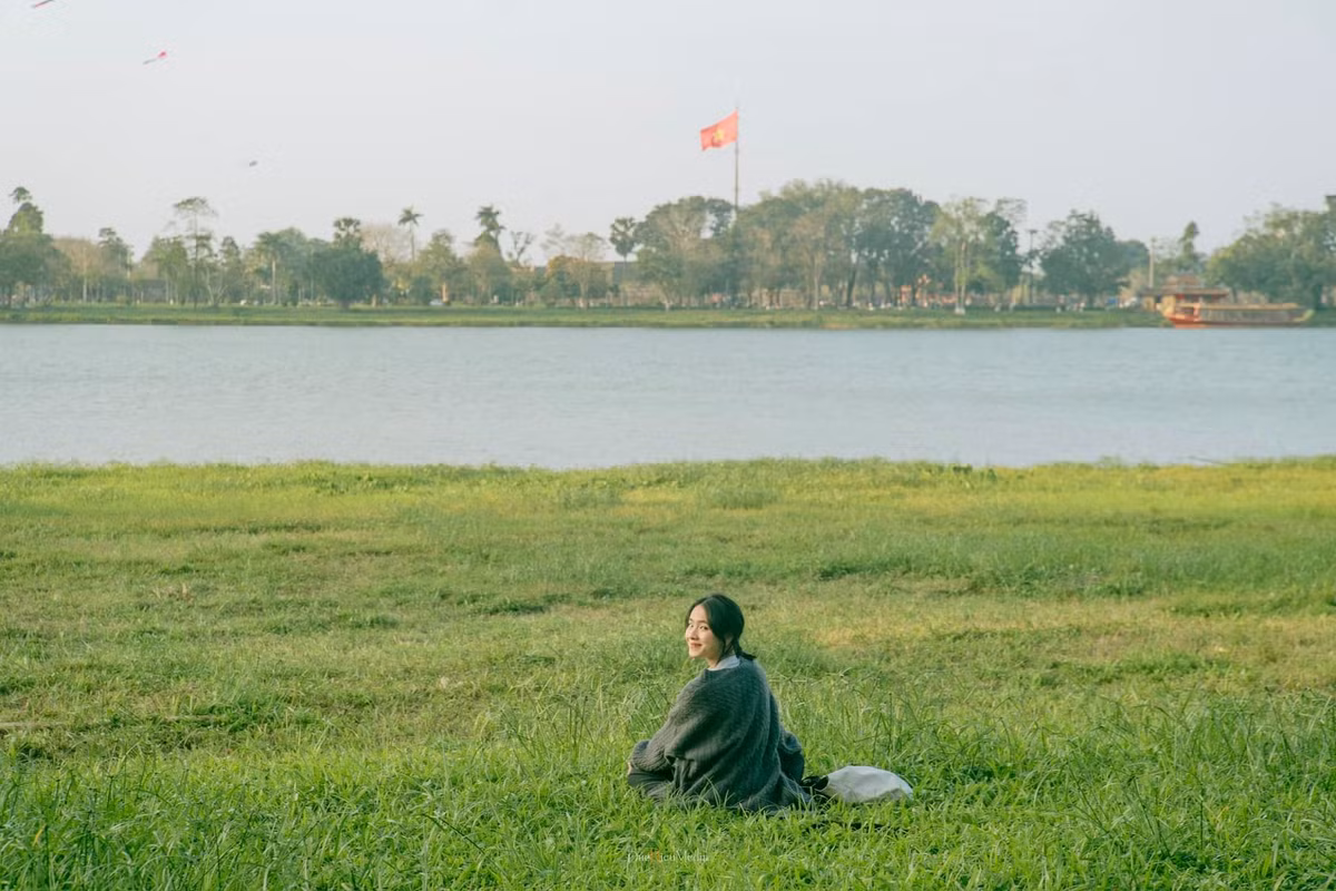 Sông Hương từ lâu đã là nguồn cảm hứng cho biết bao thi sĩ, nhạc sĩ. Không ồn ào, không dữ dội, con sông nhẹ nhàng trôi như chính nhịp sống của người dân xứ Huế. Ảnh Nguyễn Đức Hiếu