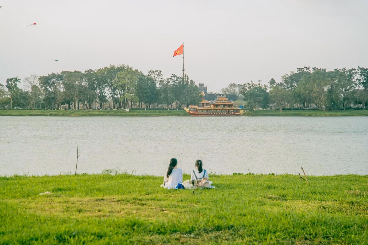 Bên cạnh đó, cũng có không ít cư dân địa phương nhận ra đây chính là đoạn ven sông mà người Huế vẫn thường dạo chơi, hóng mát mỗi buổi sáng sớm hay chiều muộn. Vậy mà chỉ nhờ ánh sáng dịu nhẹ và một khoảnh khắc đúng lúc, nơi chốn quen thuộc ấy lại trở nên đầy chất thơ, như bước ra từ một bức họa đồng quê yên bình. Ảnh Nguyễn Đức Hiếu