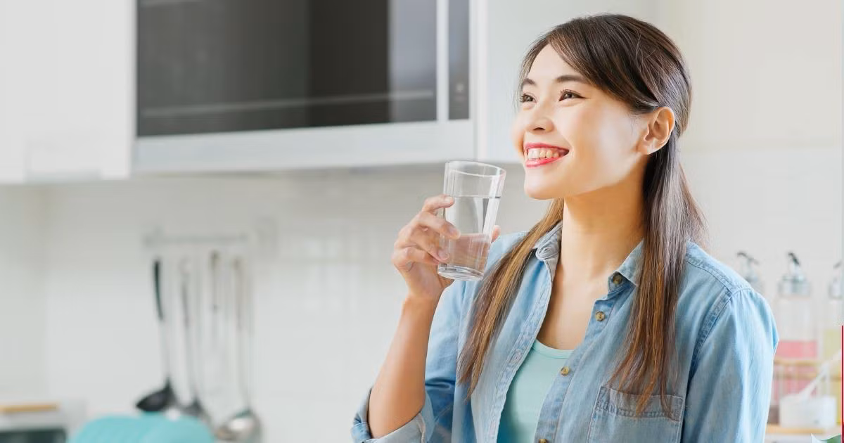 Cơ thể con người chứa khoảng 60-70% là nước, đóng vai trò thiết yếu trong mọi hoạt động trao đổi chất, trong đó có sản xuất nước bọt. Nước bọt không chỉ giúp làm sạch tự nhiên mà còn chứa các enzyme ức chế vi khuẩn và hòa tan hợp chất gây mùi. Ảnh minh họa