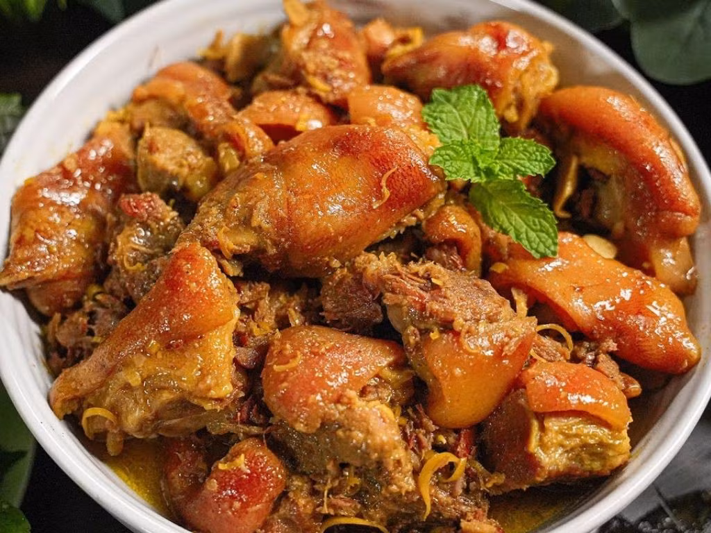 Tuy nhiên, món ăn này không phù hợp với mọi người. Chân giò chứa lượng chất béo bão hòa cao, nên người cần kiểm soát cân nặng, rối loạn mỡ máu hoặc đang hồi phục sau phẫu thuật nên hạn chế. Ảnh minh họa