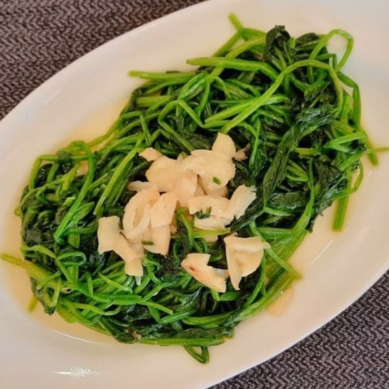 Rau bina không chỉ giàu sắt mà còn chứa lượng vitamin C gấp năm lần táo, cùng vitamin K và chất xơ. Chần rau trong nước sôi một phút sẽ loại bỏ axit oxalic, giúp hấp thụ dinh dưỡng tốt hơn. Canh trứng rau bina hay rau bina xào tỏi vừa dễ ăn vừa ấm bụng. Ảnh minh họa