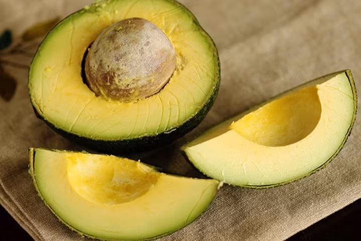 Bơ không chỉ có hương vị thơm béo mà còn là “siêu thực phẩm” giàu dinh dưỡng, bao gồm vitamin B6, các vitamin khác, khoáng chất và chất béo lành mạnh. Mỗi quả bơ cung cấp khoảng 0,4 mg vitamin B6, hỗ trợ ngăn ngừa các bệnh lý thần kinh, ổn định huyết áp và giúp giảm căng thẳng. Ảnh minh họa