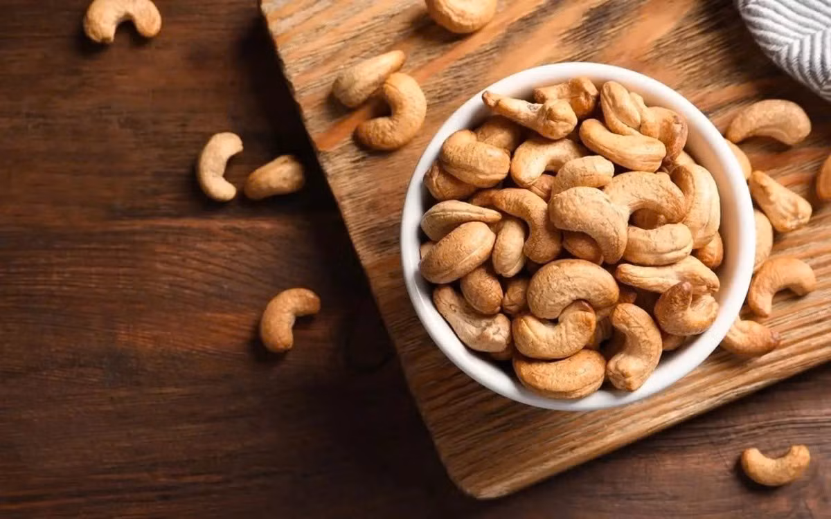 Ngoài ra, hạt điều còn bổ sung kẽm, selen, magie và sắt, góp phần nuôi dưỡng tế bào mắt và tăng cường sức khỏe tổng thể. Ảnh minh họa/ Nguồn internet