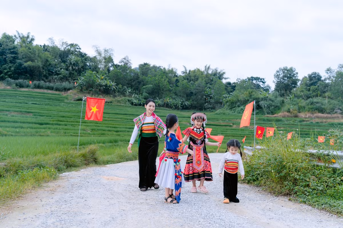 Pù Luông những năm gần đây được định hướng phát triển du lịch cộng đồng. Hầu hết các bản làng đều có homestay, nhà sàn gỗ, phục vụ du khách nghỉ dưỡng giữa ruộng bậc thang. Không gian yên bình, đêm đến chỉ còn tiếng dế kêu, tiếng gió rì rào qua mái lá. Ảnh Bùi Giang