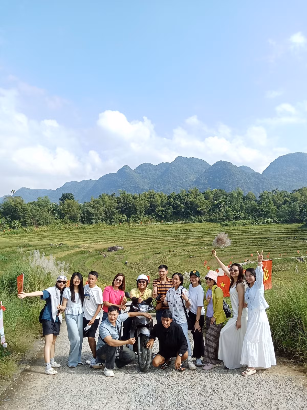 Ẩm thực nơi đây cũng là trải nghiệm đáng nhớ. Du khách có thể thưởng thức những món đặc sản như vịt Cổ Lũng nướng than hoa, măng rừng xào tỏi, cơm lam chấm muối vừng, rượu cần thơm nồng. Mỗi món ăn đều mang hương vị mộc mạc, giản dị mà đậm đà chất núi rừng. Ảnh Hà Mạnh Cường