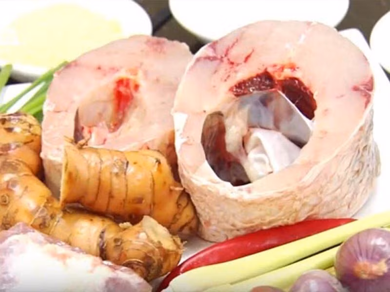 Ngoài các lợi ích đối với sức khỏe bên trong, củ riềng còn góp phần cải thiện làn da và mái tóc. Hàm lượng vitamin C trong riềng giúp chống oxy hóa, hỗ trợ làm chậm quá trình lão hóa da, giảm thâm nám, đồi mồi và mụn trứng cá. Đồng thời, riềng còn được dùng để làm sạch gàu, giảm gãy rụng, giúp tóc chắc khỏe hơn. Ảnh minh họa