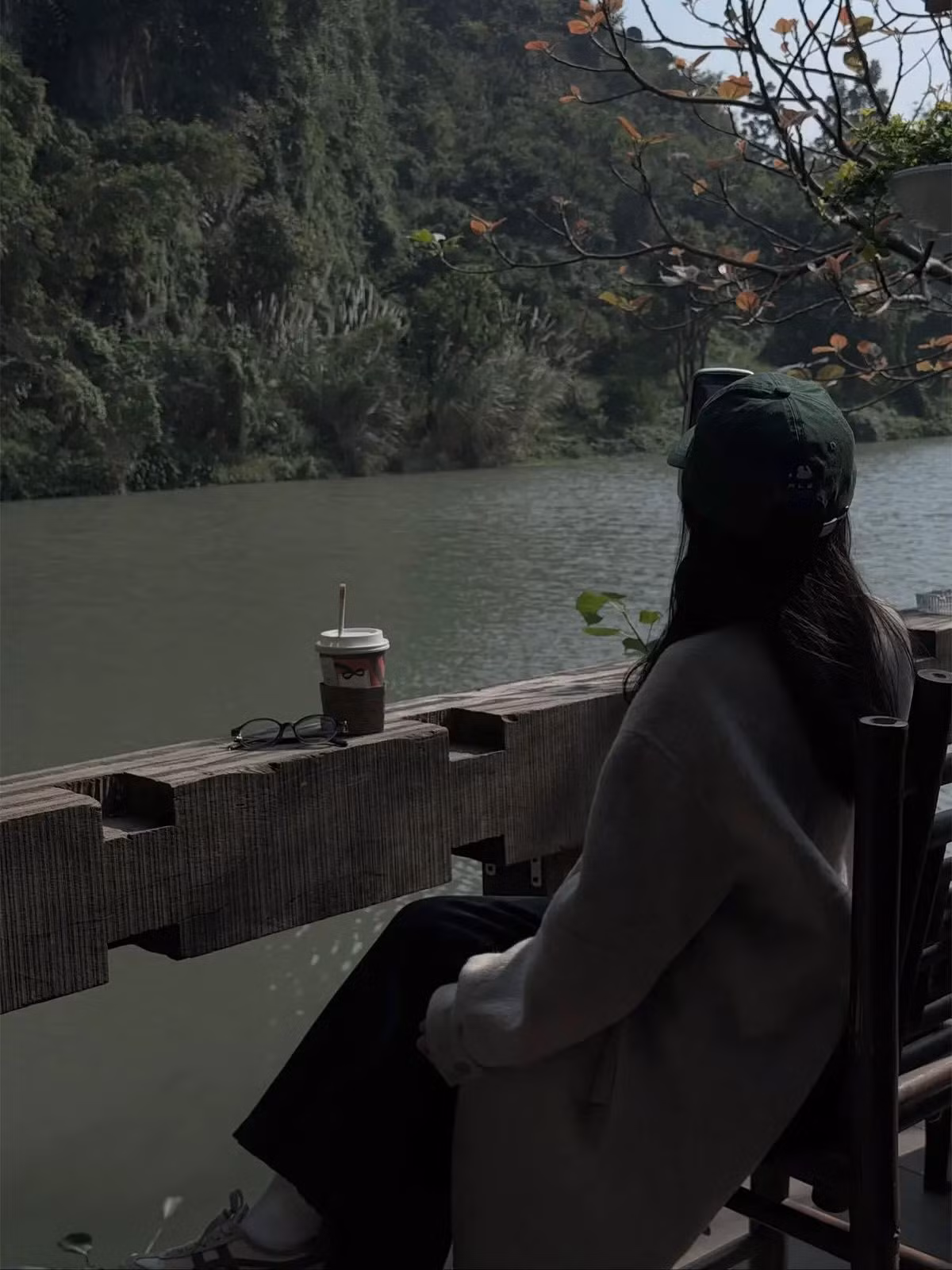 Dù là điểm check-in thu hút đông người, khu vực này nằm sát mép sông, mặt sàn có thể trơn trượt, nhất là sau mưa hoặc vào sáng sớm. Du khách được khuyến cáo không trèo qua lan can, không đứng quá sát mép nước và cần tuân thủ hướng dẫn của lực lượng bảo vệ để đảm bảo an toàn. Ảnh ttmiu.203