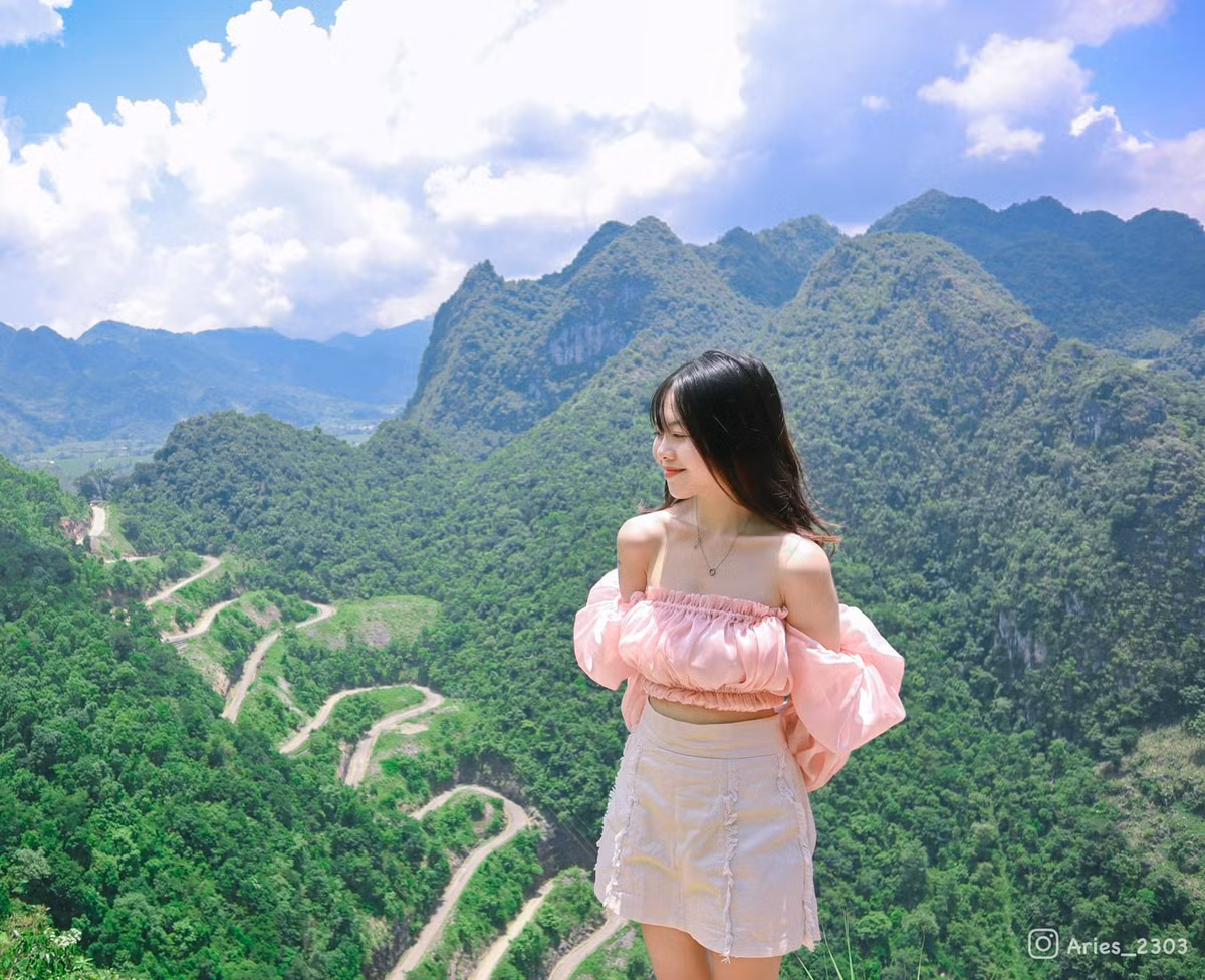 Đứng trên cao phóng tầm mắt, cả thung lũng xanh biếc như thu gọn vào tầm mắt, còn phía xa là những áng mây trắng bảng lảng, tạo nên bức tranh thiên nhiên vừa hùng vĩ vừa nên thơ. Ảnh Aries_2303