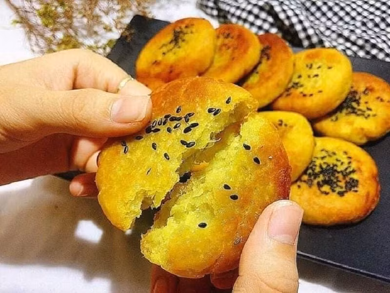 Không chỉ dừng lại ở món nướng, khoai lang còn có thể trở thành nguyên liệu chính cho các loại bánh chiên đơn giản. Khi được hấp chín và nghiền nhuyễn, trộn cùng bột nếp, khoai lang tạo nên khối bột dẻo mịn, dễ tạo hình. Ảnh minh họa