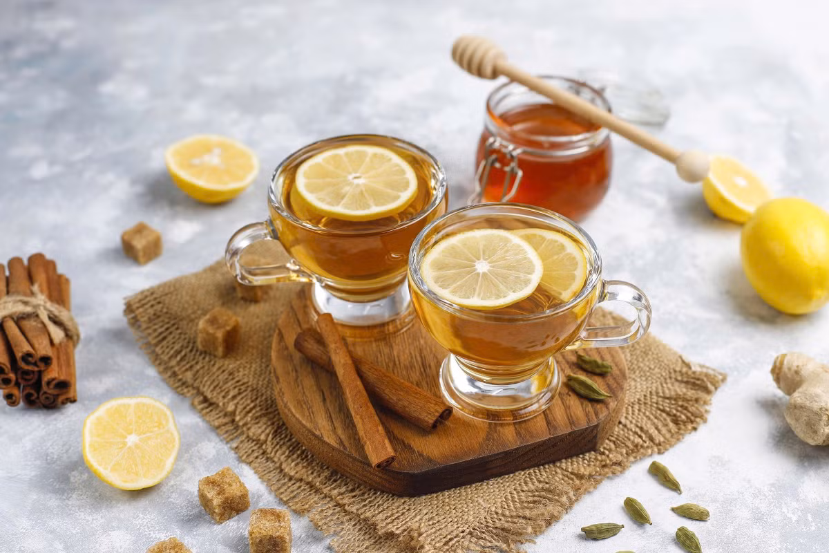 Nước nên pha ở nhiệt độ khoảng 40–50 độ C để giữ nguyên dưỡng chất của mật ong, tránh dùng nước quá nóng. Ảnh minh hoạ