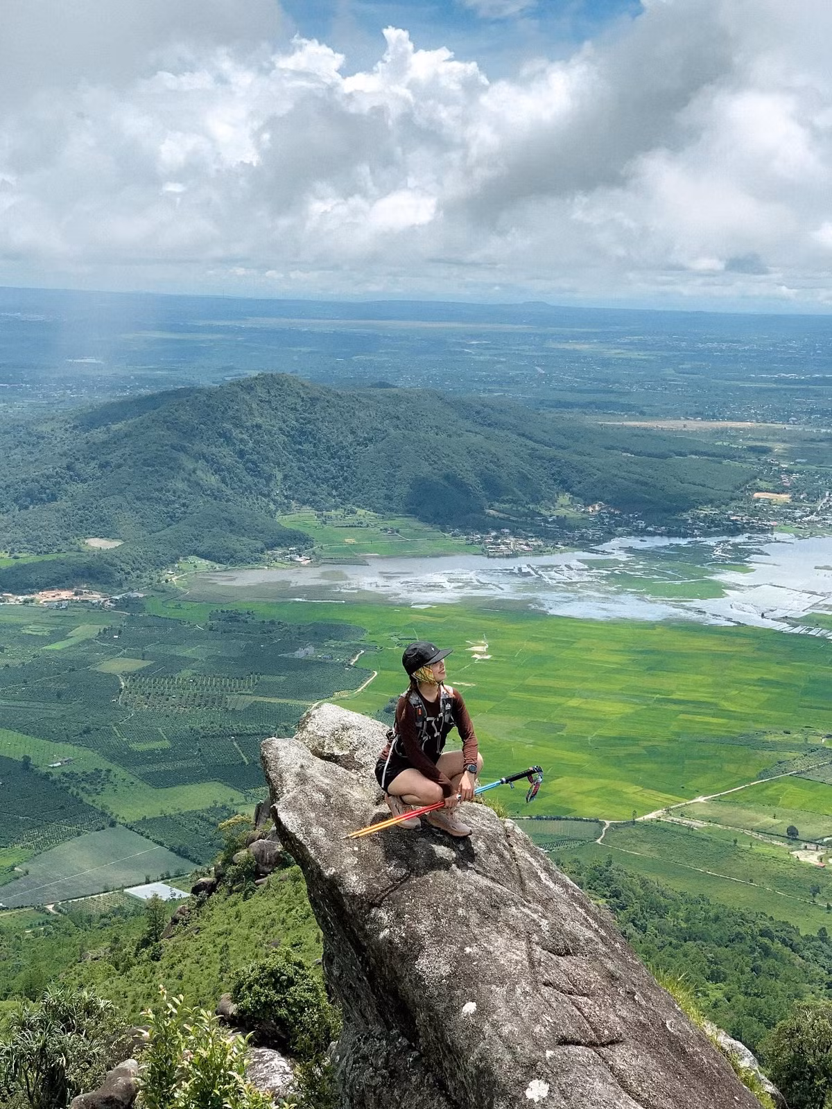 Nếu du khách đang băn khoăn không biết nên chọn tour có hướng dẫn hay đi tự túc, cả hai đều có những ưu điểm riêng. Với tour, những người lần đầu đến Gia Lai hoặc đi theo nhóm nhỏ vừa được đảm bảo an toàn, vừa có hướng dẫn chi tiết về kỹ thuật trekking, đồng thời dễ dàng khám phá thêm các điểm tham quan phụ như hồ Tân Sơn, thác nước hay làng dân tộc. Ảnh hi_honglam