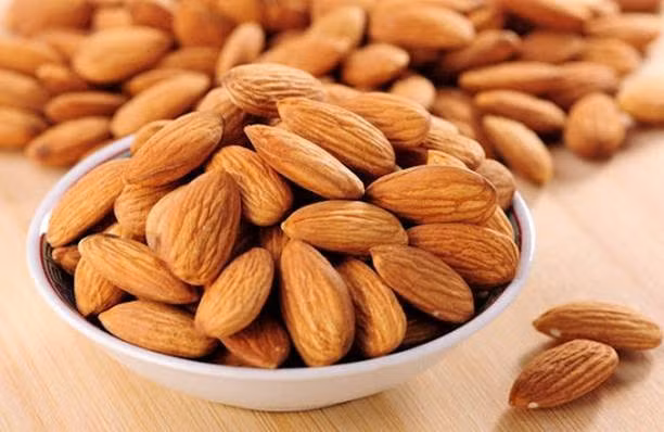 Hạnh nhân nhiều chất béo, tính nóng và độc tính nhẹ. Ăn cùng hạt dẻ có thể gây đau bụng, tiêu chảy, đặc biệt với người già, trẻ nhỏ hoặc người mắc bệnh dạ dày. Ảnh minh hoạ