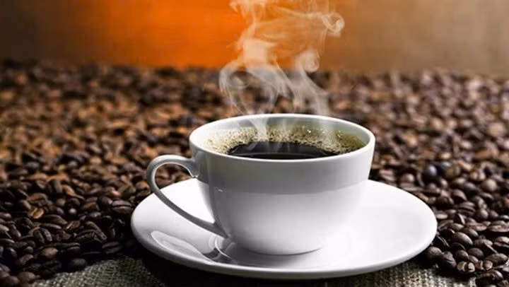 Tuy nhiên, lạm dụng cà phê có thể gây phản tác dụng, dẫn đến hồi hộp, lo âu hoặc rối loạn tiêu hóa. Mỗi ngày, việc duy trì từ một đến ba tách cà phê được xem là mức hợp lý cho người trưởng thành khỏe mạnh. Ảnh minh họa